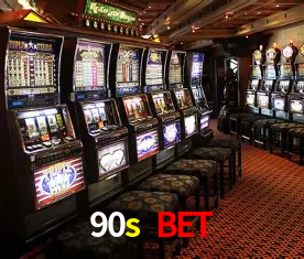 Una escena digital vívida inspirada en casino con 90s bet mostrado prominentemente, luces brillantes, fichas, cartas y acentos dorados.